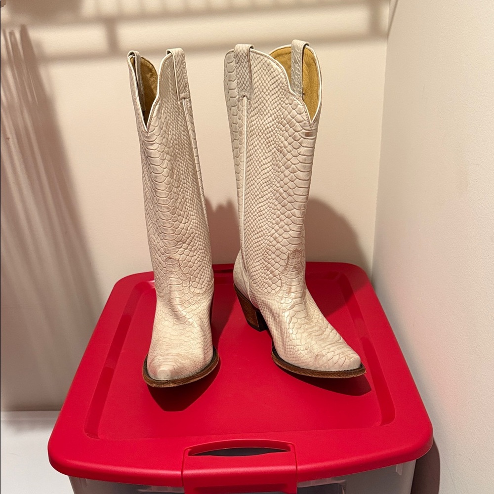 Idyllwind white strut boots